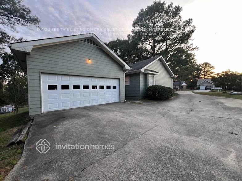 Building Photo - 2440 Sherrie Ln SW