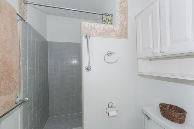 Building Photo - Seaside Towers fully furnished one bedroom...