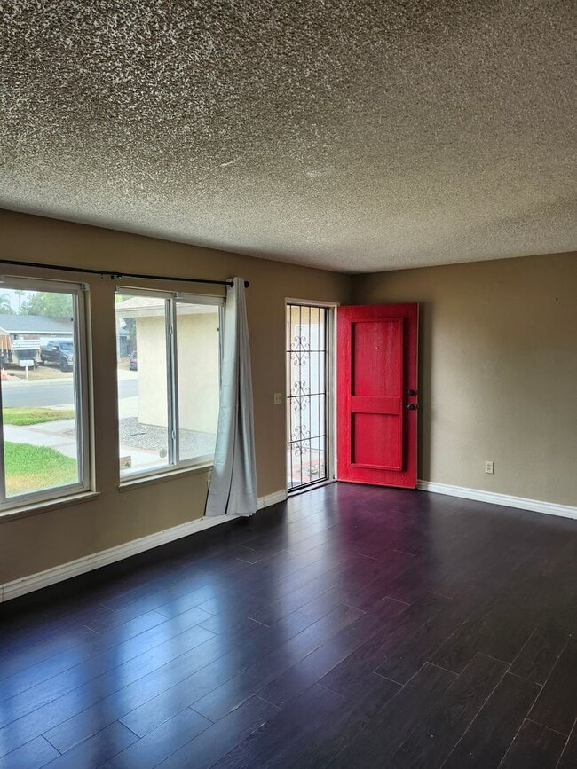 Building Photo - Inviting 3-Bedroom Home