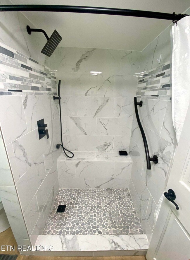 Building Photo - Fully furnished studio