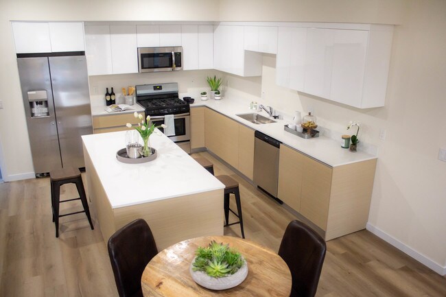 Building Photo - FriendzZ By Live The Co.