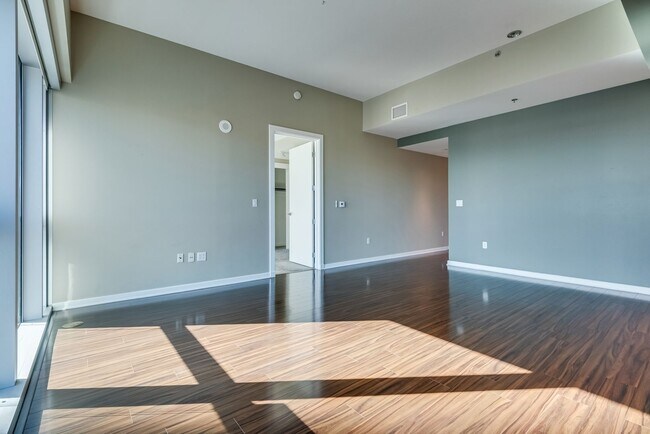 Building Photo - The Martin 1607-City/Strip Views from this...