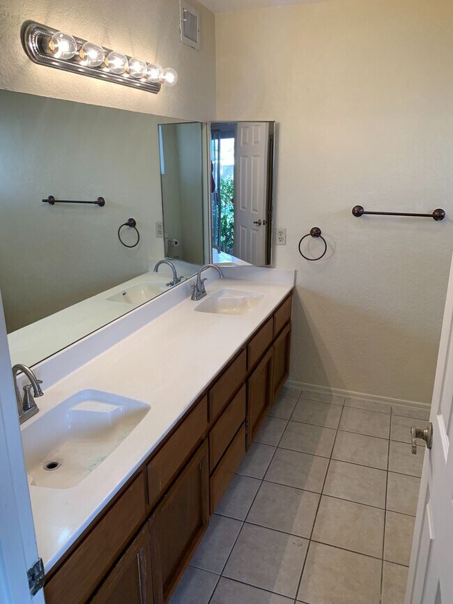 Building Photo - Spacious 3 Bed 2.5 Bath in Glendale