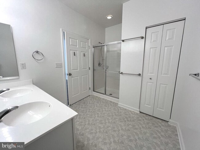 Building Photo - Beautiful 2 bedroom 2 baths condo in the gated community of Chestnut Point.