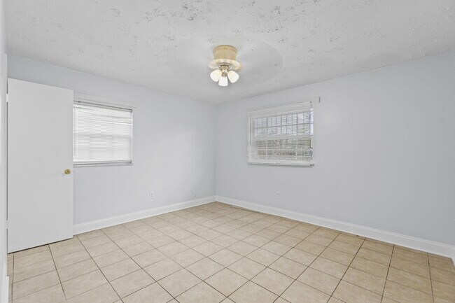 Building Photo - 307 Essex Dr