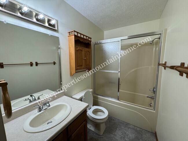 Building Photo - Spacious 1-Bedroom in Cotter Near Valley Airport – Unique Garage