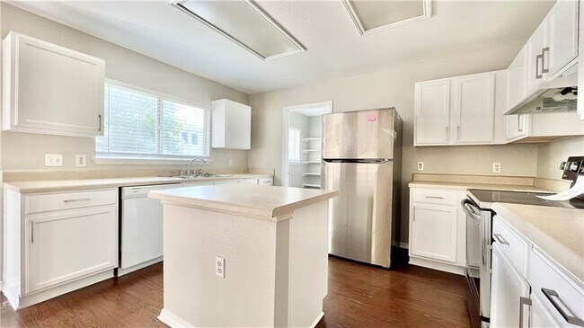 Building Photo - 6617 Piedras Blanco Dr
