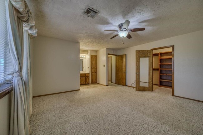 Building Photo - 308 SE Camelot Dr