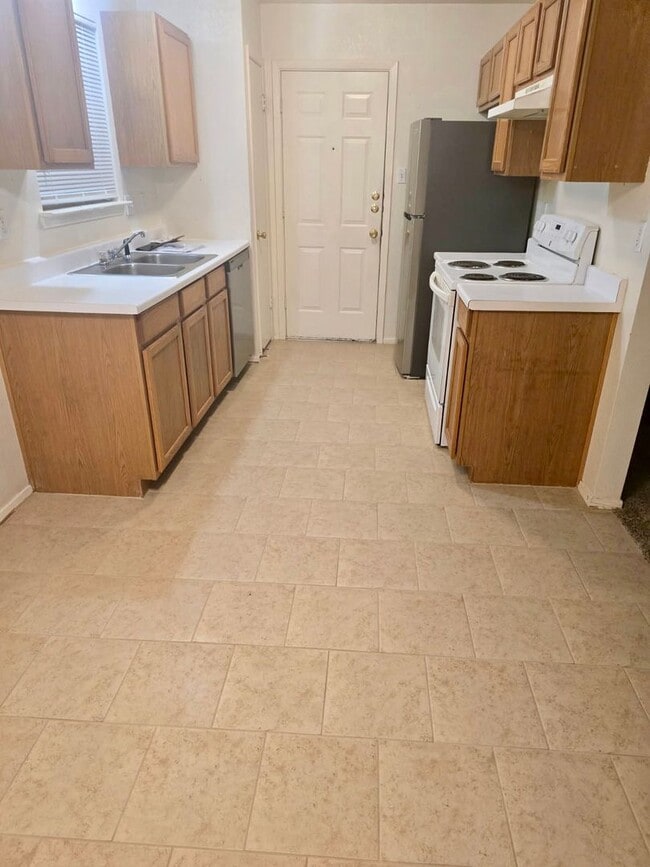 Building Photo - MOVE IN SPECIAL -  Rent Reduced! Fresh updates!