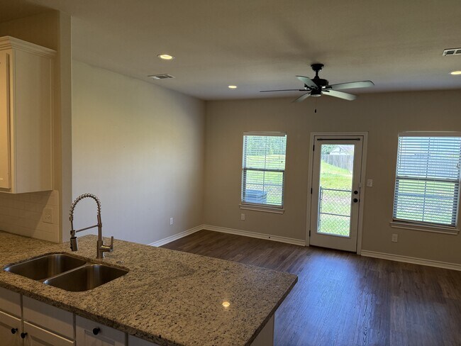 Building Photo - 5670 Shadowbend Cir N