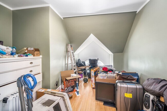 Building Photo - Beautiful 4 Bedroom/1 Bathroom THIRD Floor Apartment in East Duluth Mansion - AVAILABLE JUNE!