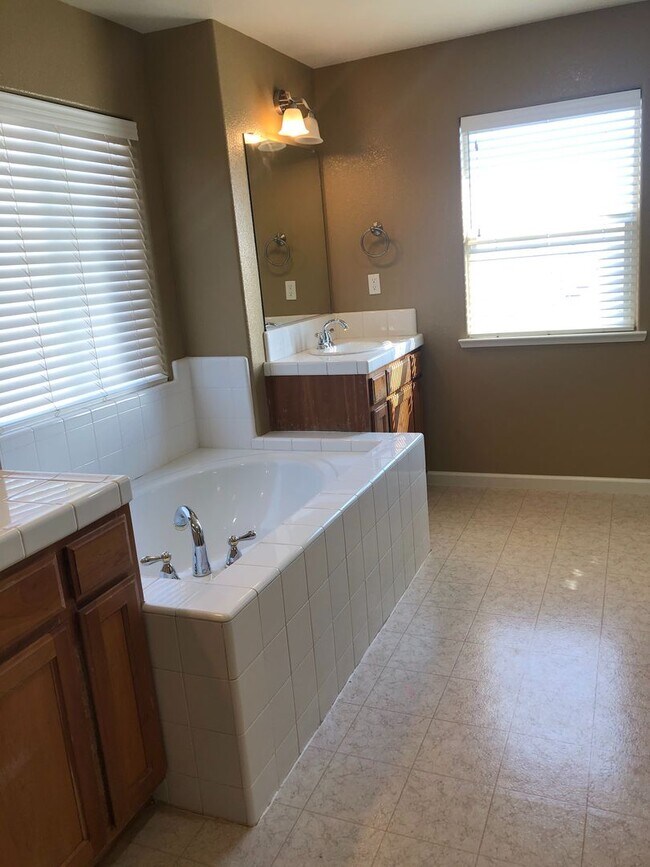 Building Photo - Huge 4 Bedroom + Loft 3 Bath Home for Rent!