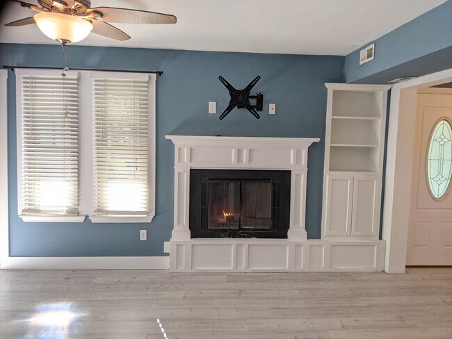 Building Photo - Bright and Open Floor Plan Across the Street from the Beach!