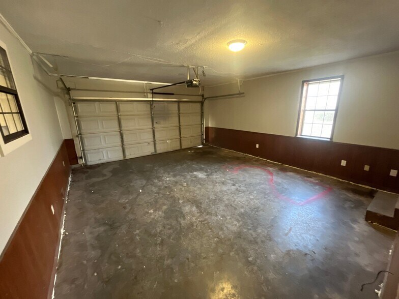 Building Photo - 102 Commanche Trl