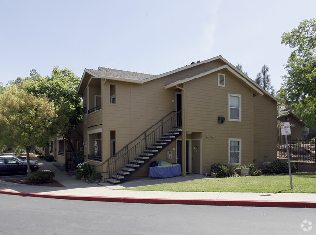 Primary Photo - Auburn Court Apartments