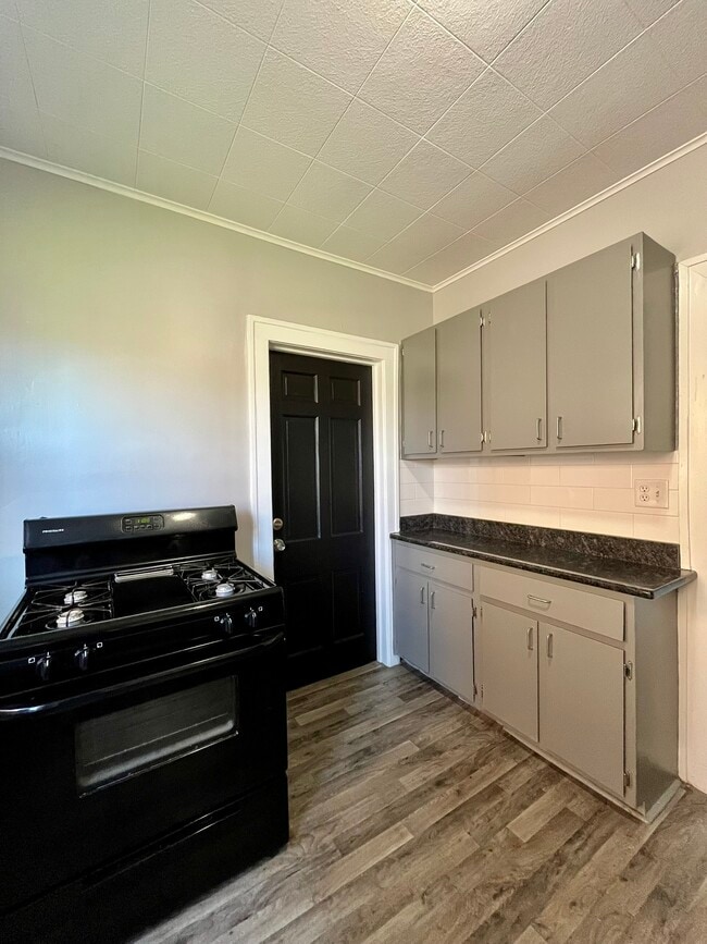Building Photo - 170 Bondie St