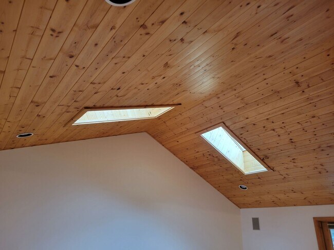 Building Photo - Newly painted  2,000+ sq home with RV parking