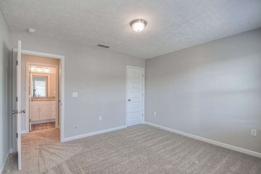 Building Photo - 4340 Doral Dr