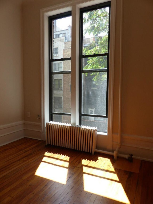 Building Photo - 69 W 106th St