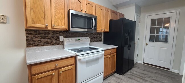 Building Photo - Available now 3 bed/2bath ranch Fenced in ...