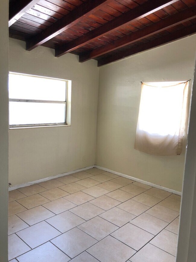 Building Photo - Large 4-2 house with central air and hooku...