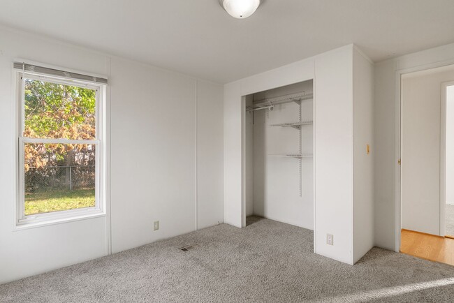 Building Photo - Pet Friendly 3 Bedroom 2 Bath