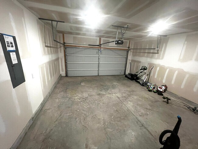 Building Photo - 3 Bed 2.5 Bath House with Garage in Hermitage $2500/mo