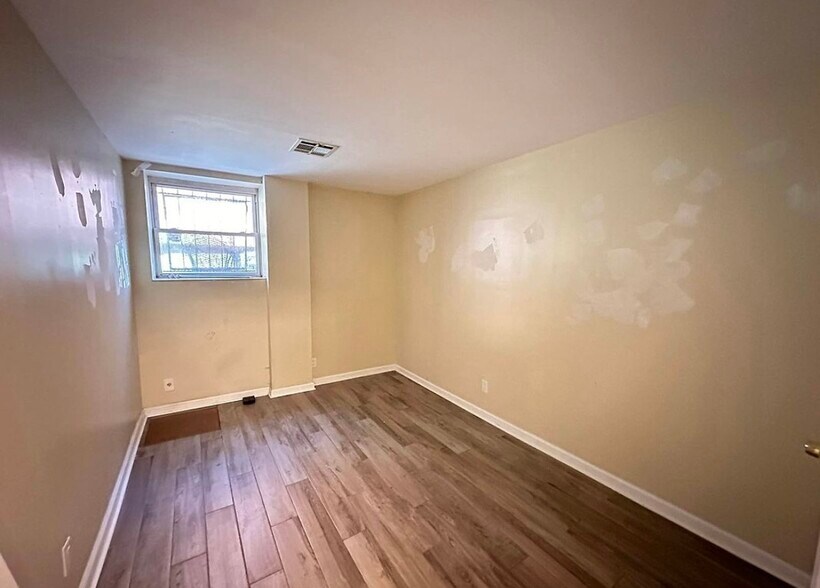 Building Photo - 386B Chauncey St