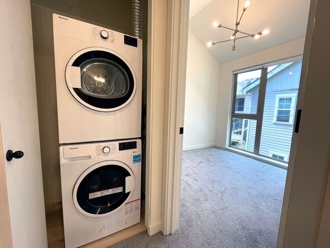 Building Photo - Stunning Townhome-Style Unit with Washer/D...