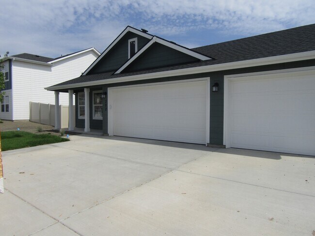 Building Photo - 302 Persian Ave