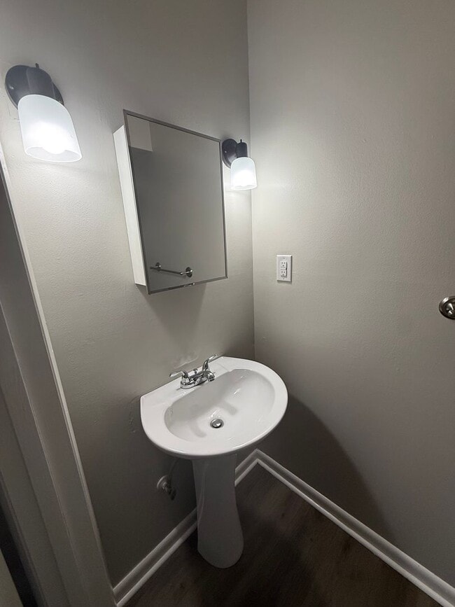 Building Photo - W Ray