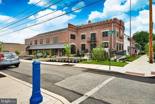 Building Photo - 123 S Main St