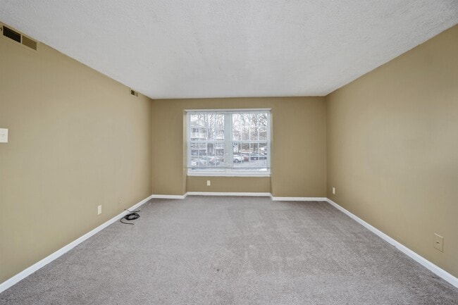 Building Photo - 97 Kenwood Dr