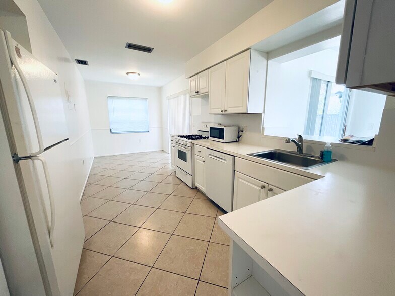 Building Photo - 4343 NW 113th Ter