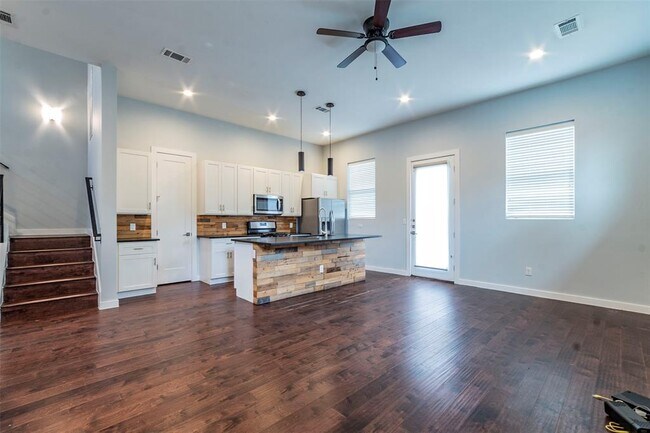 Building Photo - 6405 Chesterfield Ave