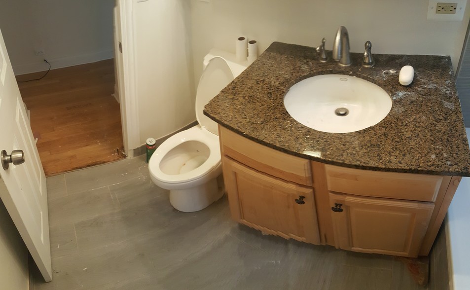 Bathroom with a 5 piece Jacuzzi tube/show combo er - 900 Dunlop Ave