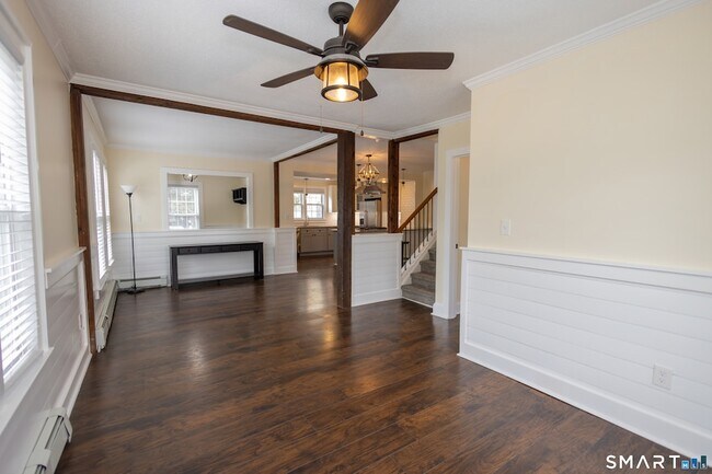 Building Photo - 387 Buckland St