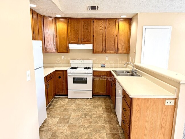 Building Photo - 2140 Meadowview Ct SE