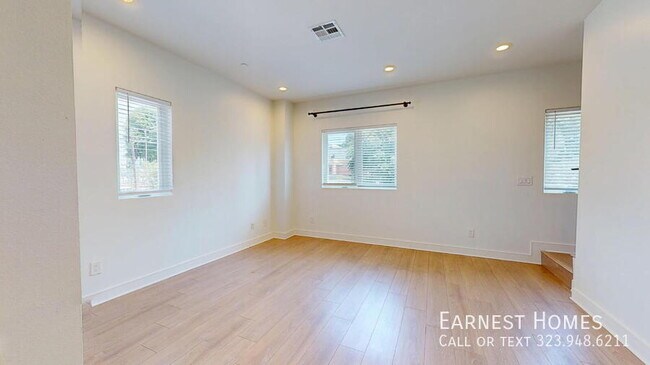 Building Photo - 147 1/2 Roselake Avenue-