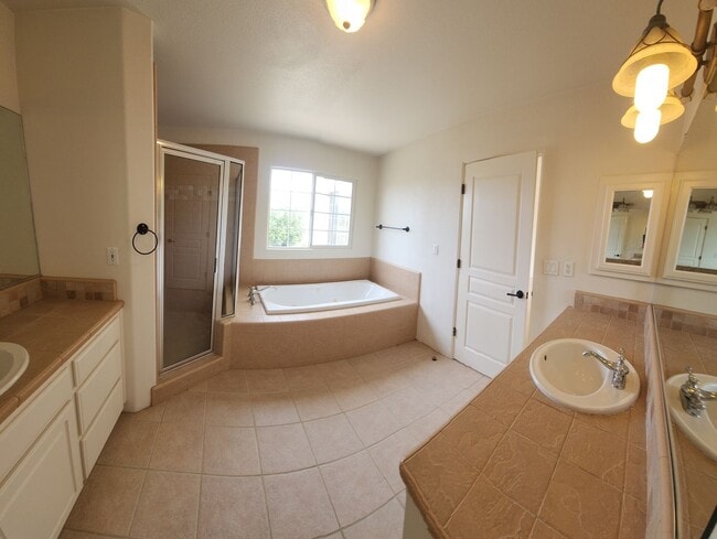 Building Photo - Contemporary Beautiful Spacious 4 bed 3 bath home