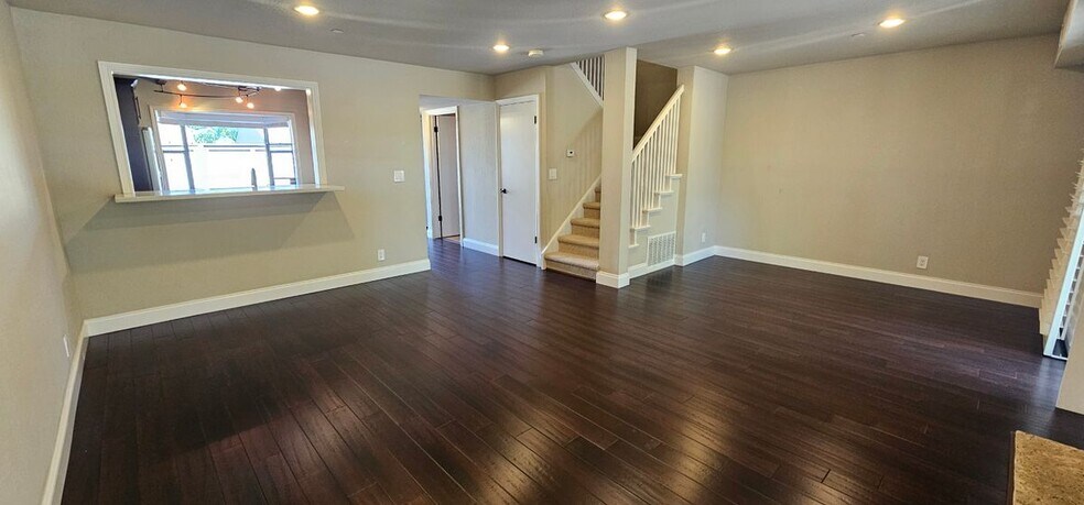 Building Photo - 1597 Ashwood Dr