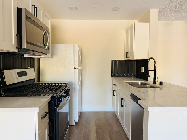 Building Photo - Fantastic Guard-Gated Condo – Available Soon!