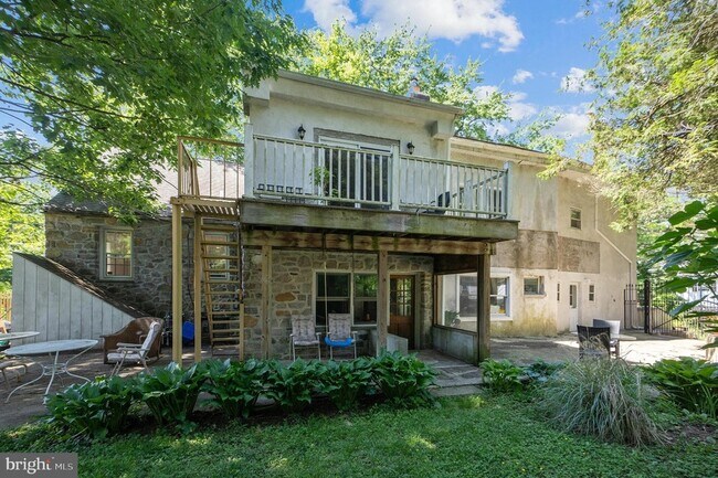 Building Photo - 800-2-802 E Cathedral Rd