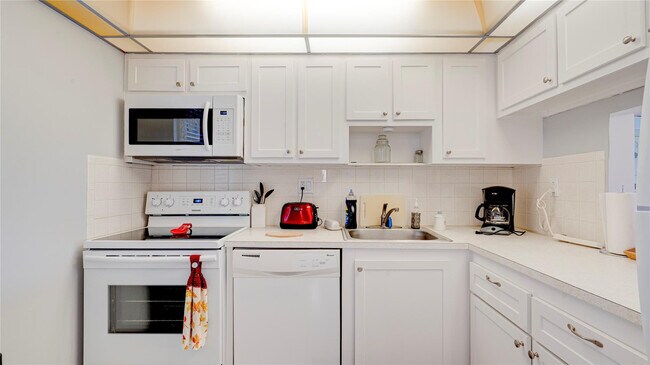 Building Photo - 7787 Golf Cir Dr