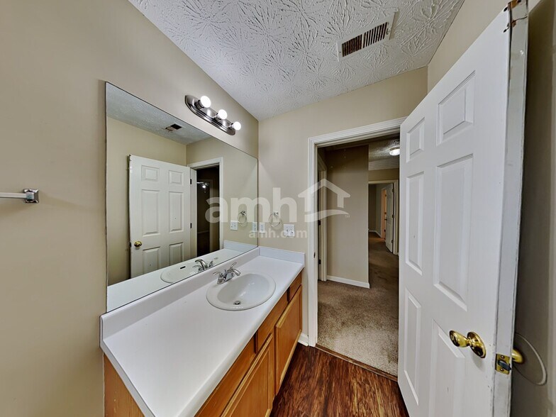 Building Photo - 1626 Sparrow Wood Ln SW