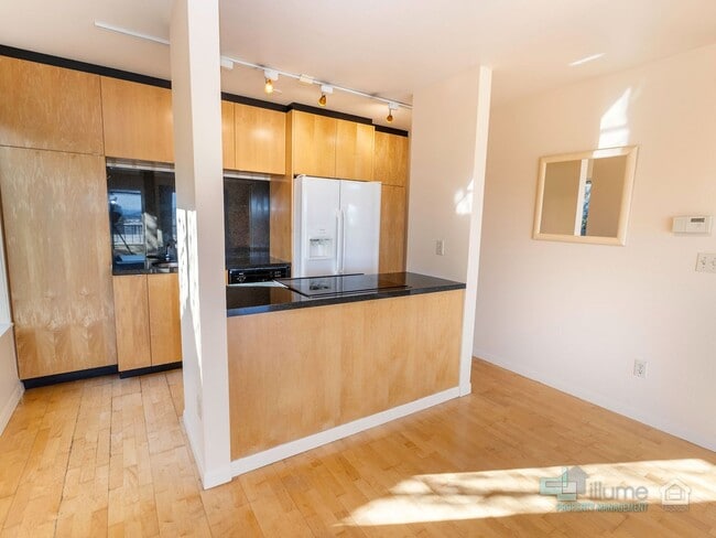 Building Photo - 1-Month Rent Free! Condo Near OHSU with Huge Deck, Stunning Views and Parking