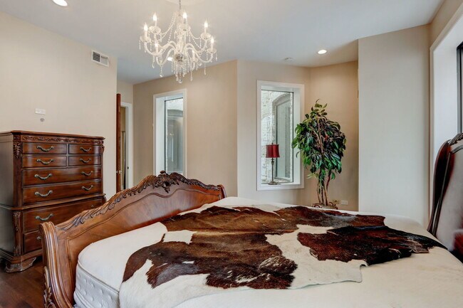 Building Photo - 22 W Ontario St