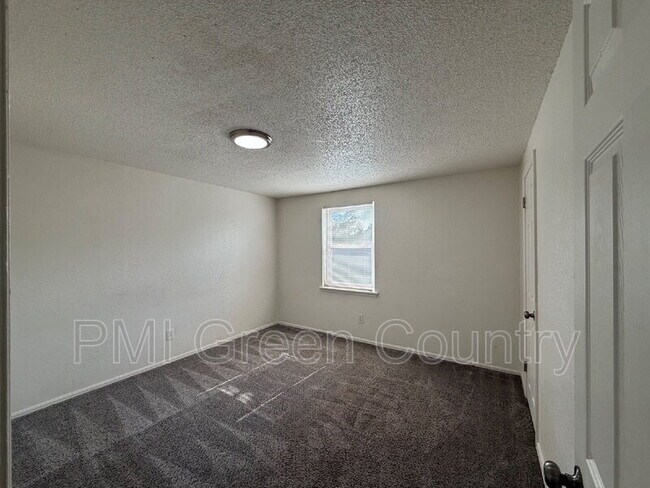 Building Photo - 318 E Redwood St