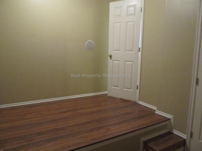Building Photo - 2 br with bonus room!  beautiful townhouse end unit, available in April! Pet Friendly..