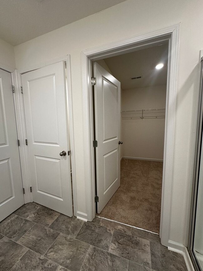 Building Photo - E. Morristown - 3 bed/2.5 bath home with garage